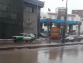 تقلبات جوية فى ثانى أيام 2022.. فتح طريق الغردقة - غارب أمام السيارات بعد غلقه 12 ساعة.. إعادة فتح ميناء نويبع البحرى واستئناف الحركة الملاحية.. الأمطار تغرق شوارع مطروح وبورفؤاد.. والدفع بسيارات لسحب المياه