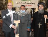 محافظ بنى سويف يسلم أجهزة تعويضية وشهادات اجتياز دورة لغة الإشارة بالفشن