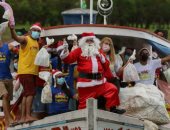 بابا نويل البرازيلى يوزع هدايا الأطفال من داخل قارب فى الأمازون.. صور