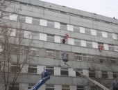 طلاب فرق الإنقاذ الروسية يزورون مستشفى الأطفال للتهنئة بعيد الميلاد.. فيديو