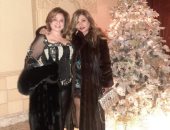 إلهام شاهين وليلى علوى بجانب شجرة الكريسماس للاحتفال بالعام الجديد
