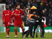 مشجع مصري يقتحم مباراة توتنهام ضد ليفربول للوصول إلى محمد صلاح.. صور