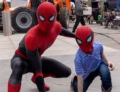 بطل Spider Man يستضيف طفلا بموقع التصوير لإنقاذه شقيقته من هجوم كلب.. فيديو 