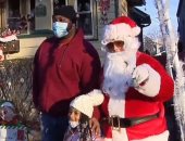 أشخاص يهاجمون بابا نويل بالبيض في ولاية شيكاغو الأمريكية.. اعرف القصة