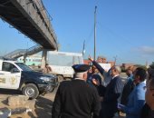 محافظ القليوبية يتابع أعمال إصلاح كوبرى مشاة أمام قرية ميت عاصم ببنها