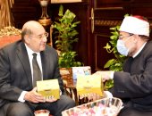 وزير الأوقاف يهدى المجموعة الجديدة من سلسلة رؤية لرئيس مجلس الشيوخ