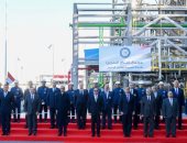 الرئيس السيسى يلتقط صورة تذكارية مع القائمين على مشروع مجمع إنتاج البنزين بشركة أسيوط
