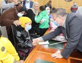 محافظ المنوفية يسلم مساعدات مالية ومواد غذائية وبطاطين للأسر الأكثر احتياجا