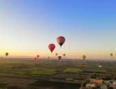 البالون الطائر بالأقصر يحلق بالسائحين لليوم الثالث مع تحسن الطقس.. صور