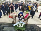 محافظ بورسعيد يضع إكليلا من الزهور على النصب التذكارى احتفالا بالعيد القومى الـ65.. لايف