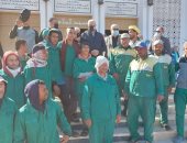 محافظ جنوب سيناء يثنى على أعمال النظافة بشرم الشيخ ويصرف مكافأة للعمال
