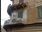 تفاصيل انهيار أجزاء من عقار بالإسكندرية بسبب الرياح وسوء حالة الطقس.. فيديو