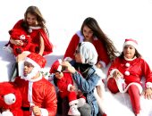 أطفال "بابا نويل" يظهرون في جبال الملح ببورسعيد..ألبوم صور 