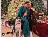 شجرة ضخمة و3 كلاب وهدايا.. هكذا احتفلت بريانكا شوبرا ونيك جوناس بالكريسماس