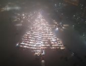 شجرة كريسماس تجهز بـ 465سيارة.. سائقون يحتفلون بعيد الميلاد بطريقتهم"فيديو"