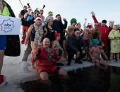 روسيون يسبحون فى بحيرة جليدية للاحتفال بالكريسماس.. "بيعشقوا البرد"