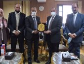 رئيس جامعة بنى سويف يستقبل وفد الاتحاد المصرى للريشة الطائرة