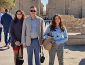سفير الهند وعائلته يزورون آثار الأقصر ويعلق: سحرتنا الآثار المصرية