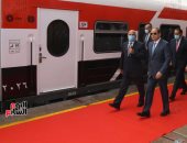 الرئيس السيسى يجرى جولة تفقدية بعربات السكة الحديد الجديدة بمحطة أسوان