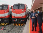الرئيس السيسى يتفقد القطارات الجديدة بمحطة أسوان