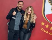 على معلول يحتفل بتمديد تعاقده مع الأهلى بصورة مع زوجته