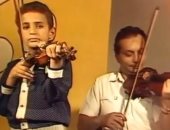بعمر 6 سنوات ..شاهد محمد نور يعزف "ذهب الليل"برفقة الفنان حسن شرارة "فيديو"