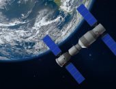 مركبة "سويوز" الروسية تنفصل عن المحطة الفضائية وتعود إلى الأرض