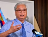 رئيس وزراء ماليزيا يقلل من شأن المطالبات بإجراء انتخابات مبكرة