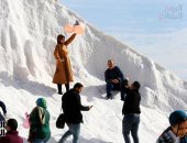 فرحة رأس السنة.. الآلاف يودعون 2021 من أعلى جبال الملح فى بورسعيد (صور)