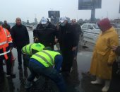 محافظ القاهرة يوجه بفتح بالوعات الأمطار ونشر شفاطات لمواجهة تجمعات المياه