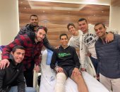 لاعبو التايكوندو يزورون سيف عيسى فى المستشفى بعد جراحة الركبة