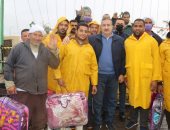 محافظ المنوفية يتابع أعمال شفط تجمعات الأمطار ويوزع بطاطين على العمال.. صور