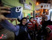 "أندرو" طفل قبطى يوزع هدايا رأس السنة على جيرانه المسلمين بالإسكندرية.. صور