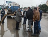 استمرار رفع مياه الأمطار ومحافظ كفر الشيخ يوجه الشكر للعمال والعاملين المشاركين