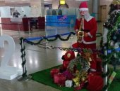 مطار الغردقة يستقبل العام الجديد بتعليق الزينة وأشجار الميلاد.. صور