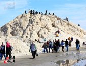 آلاف المصريين يحتفلون بالكريسماس فوق جبال الملح الأبيض.. ألبوم صور