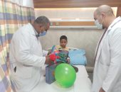 مستشفى الكرنك بالأقصر يحتفل بالعام الجديد بتوزيع البالونات والهدايا على الأطفال