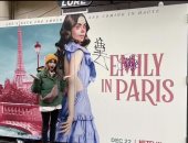 ليلى كولينز تنشر صورة تكشف غضب الباريسيين من مسلسل Emily In Paris.. فيديو