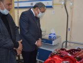 محافظ المنيا ينعى "عامل نظافة" توُفى أثناء عمله ويتابع الحالة الصحية لسائق