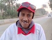 ساق العجلة 400 كيلو من قنا علشان "حياة كريمة".. عم أحمد يصل بنى سويف ويتابع طريقه للإسكندرية