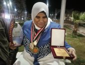 فاطمة تقهر الظلام.. "بصيرة" بنت بورسعيد تمكنها من تحدى المستحيل والحصول على البطولات.. وتؤكد: قادرة على رفع علم مصر بكل الميادين.. والدها: أتمنى مشاركة ابنتى بالاحتفالية المقبلة لـ"قادرون باختلاف".. صور وفيديو