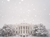 "كأنها زينة عيد الميلاد".. الثلوج تغطى البيت الأبيض