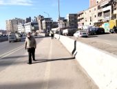 حى وسط بالإسكندرية يرفع مخلفات على محور المحمودية استجابة لشكاوى المواطنين