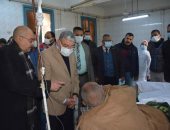 محافظ المنيا يتابع حالة المصابين فى حادث تصادم الصحراوى الغربى.. صور