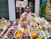"الطبق عل أد الإيد".. عبد الله شاب يبيع طبق الفاكهة بـ5 جنيهات ببنها.. لايف