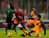 ميلان يُسقط روما بثلاثية ويواصل مطاردة الإنتر على صدارة الدوري الإيطالي