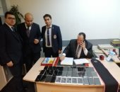 ضبط راكب بمطار القاهرة حاول تهريب هواتف آيفون حول جسده