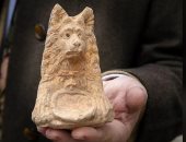 علماء الآثار يكتشفون تمثالا أثريا من الطين بحجم راحة اليد فى إيطاليا