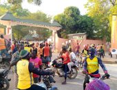 محمد صلاح يثير جنون الجماهير فى الكاميرون بعد وصول بعثة منتخب مصر.. صور