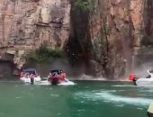 مصرع 7 سياح وإصابة 9 آخرين.. شاهد انهيار كتلة صخرية على قوارب فى البرازيل